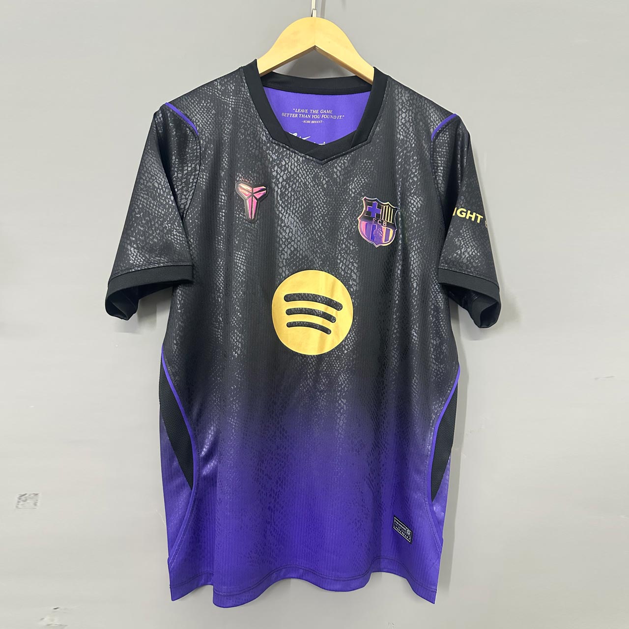FC Barcelona 26 27 hostovsky dres cierno-fialovy Mamba
