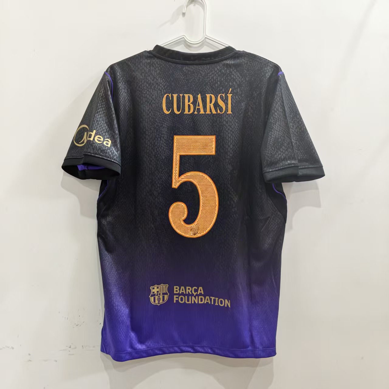Čierno-fialový hosťovský dres FC Barcelona 26/27 s potlačou CUBARSÍ 5