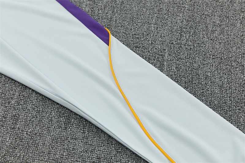 Detail bočného vrecka na čiernych nohaviciach zo svetlosivej súpravy FC Barcelona 2026/27 Kobe
