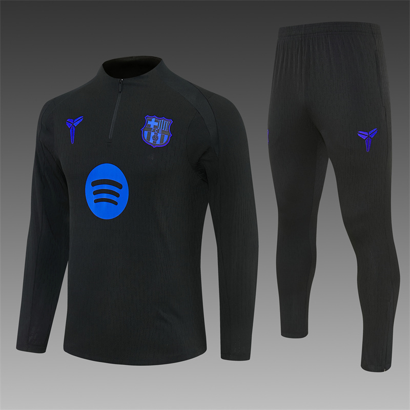 Čierny tréningový set FC Barcelona 2025/26 Kobe s modrými detailmi, dlhým rukávom a nohavicami