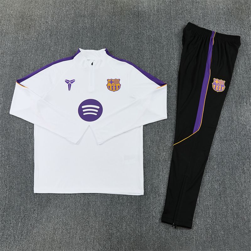 Predná strana bielej tréningovej súpravy FC Barcelona 2026/27 s dlhým rukávom