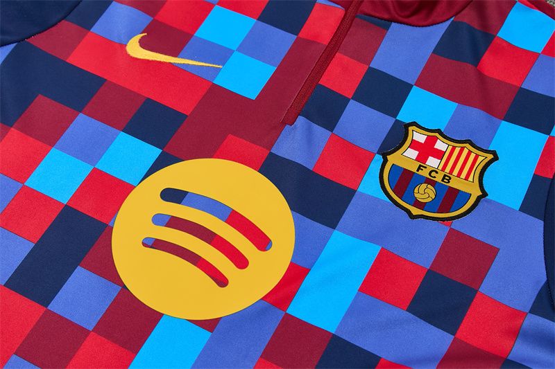 Detail klubového znaku, krátkeho zipsu a pixelového vzoru na hrudi vrchného dielu FC Barcelona