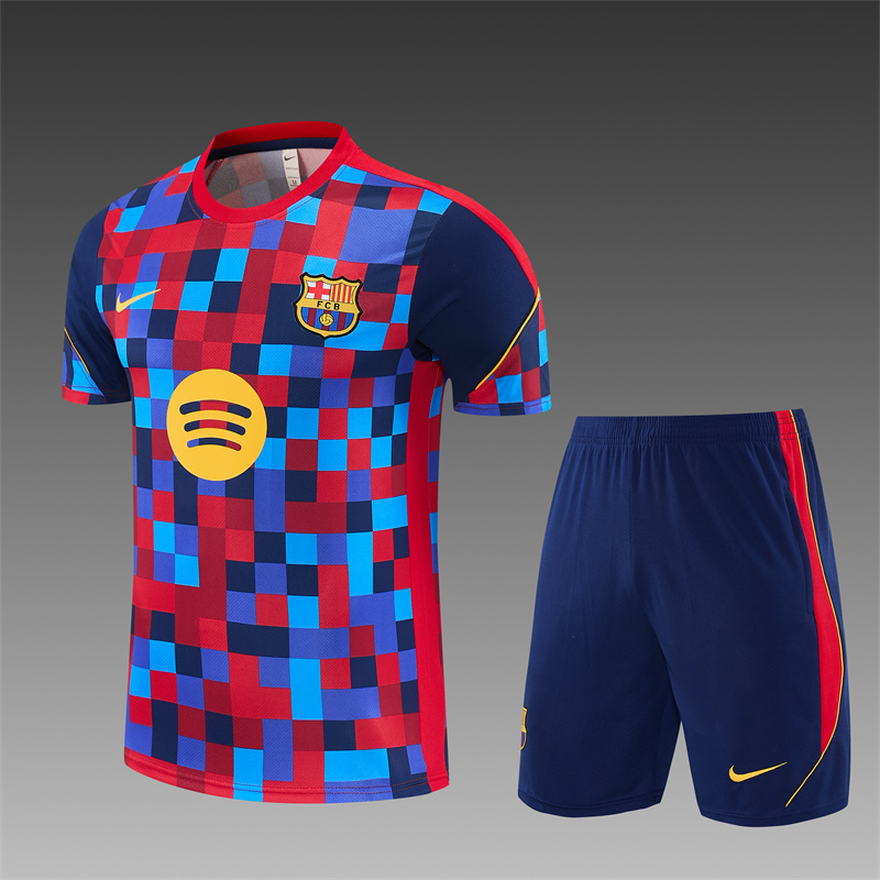 Červeno-modrý tréningový set FC Barcelona 2026/27 s pixelovým vzorom a modrými šortkami