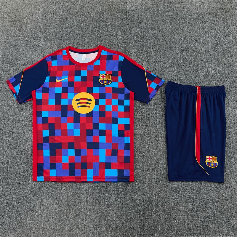 Predná strana tréningového dresu FC Barcelona 2026/27 s červeno-modrým pixelovým vzorom