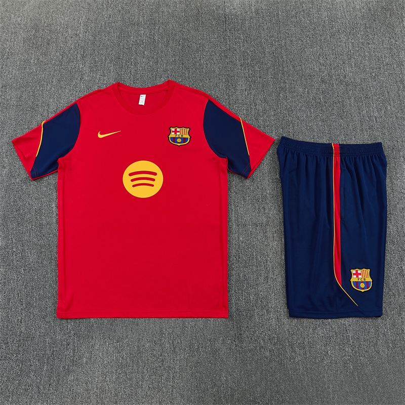 Predná strana červeného tréningového dresu a tmavomodrých šortiek FC Barcelona 2026/27