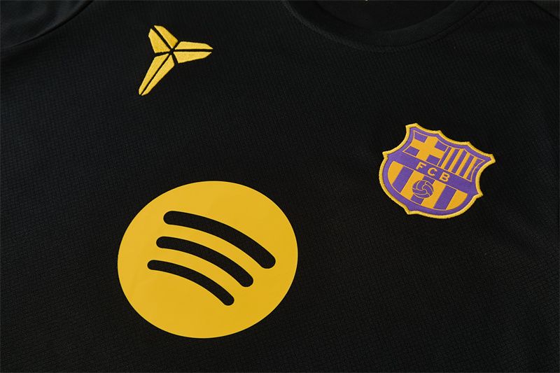 Detail hrudníka čierneho tréningového dresu FC Barcelona 2026/27 so zlatými prvkami
