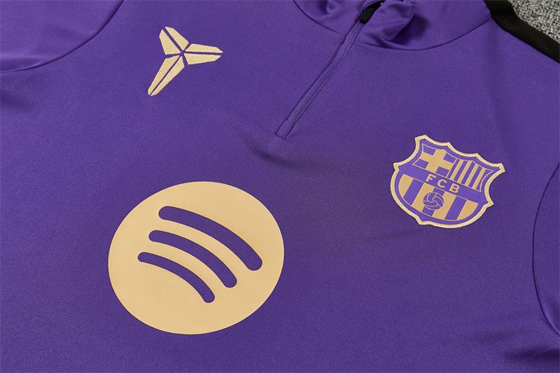 Detail hrudníka fialového tréningového vrchného dielu FC Barcelona 2026/27 Kobe Bryant