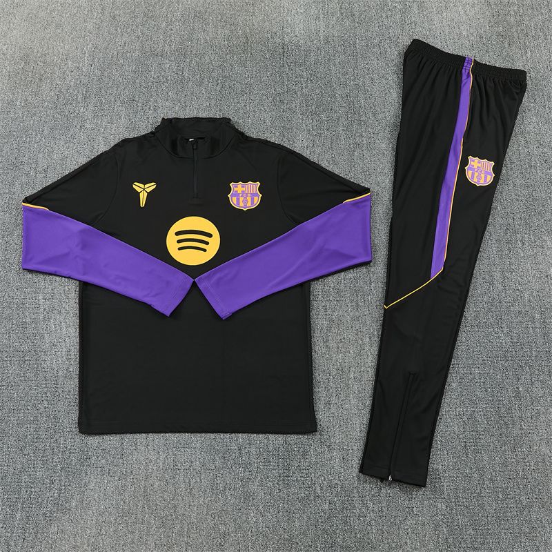 Predná strana čierno-fialovej tréningovej súpravy FC Barcelona 2026/27 Kobe