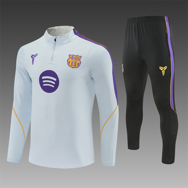 Svetlosivý tréningový komplet FC Barcelona 2026/27 Kobe s dlhým rukávom a čiernymi nohavicami