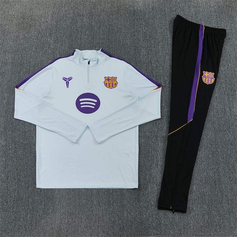 Predná strana svetlosivého vrchného dielu a čiernych nohavíc FC Barcelona 2026/27 Kobe