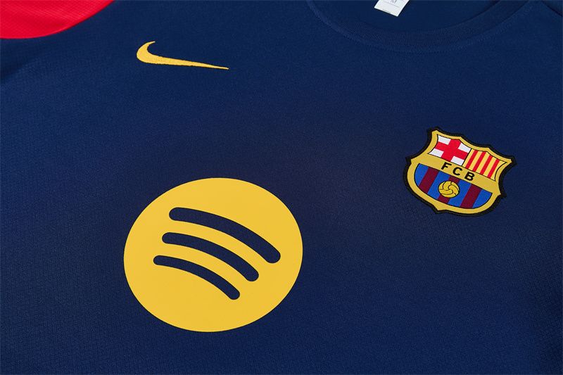 Detail hrudníka modrého tréningového dresu FC Barcelona 2026/27 so žltým motívom