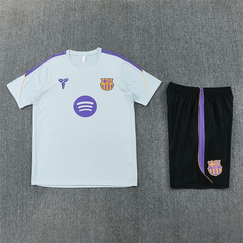 Predná strana svetlosivého tréningového dresu FC Barcelona 2026/27 a čiernych šortiek