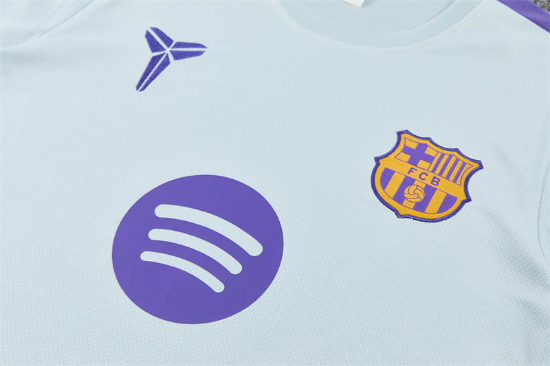 Detail hrudníka svetlosivého tréningového dresu FC Barcelona 2026/27 Kobe Bryant
