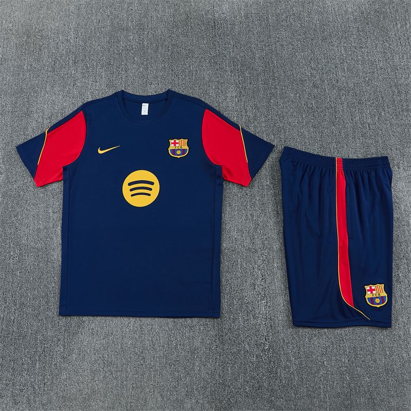 Predná strana modrého tréningového dresu FC Barcelona 2026/27 a modrých šortiek