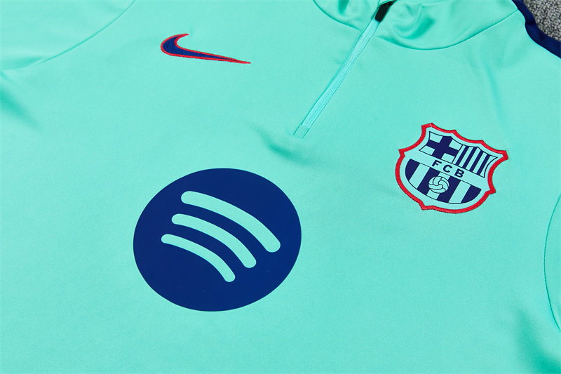 Detail hrudníka tyrkysového tréningového vrchného dielu FC Barcelona 2026/27 s polovičným zipsom
