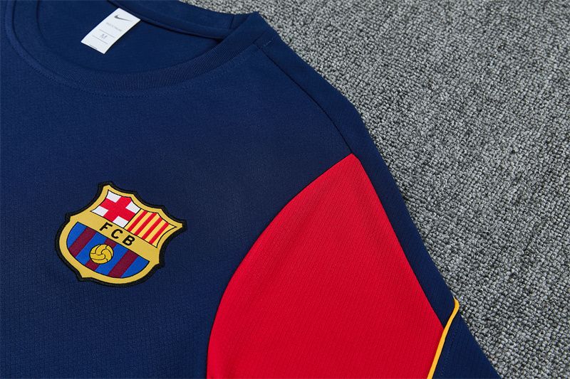 Detail hrudníka modrého tréningového dresu FC Barcelona 2026/27 so žltým motívom