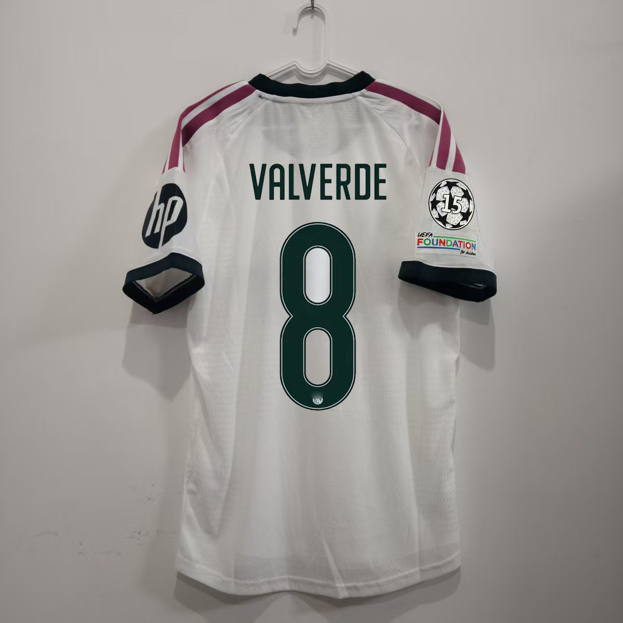 Biely futbalový dres Real Madrid 2026/27 s menom VALVERDE 8