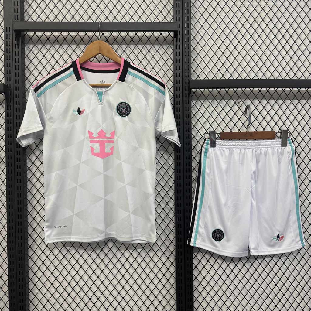 Biely tretí detský komplet Inter Miami 2026 s geometrickým vzorom a kraťasmi