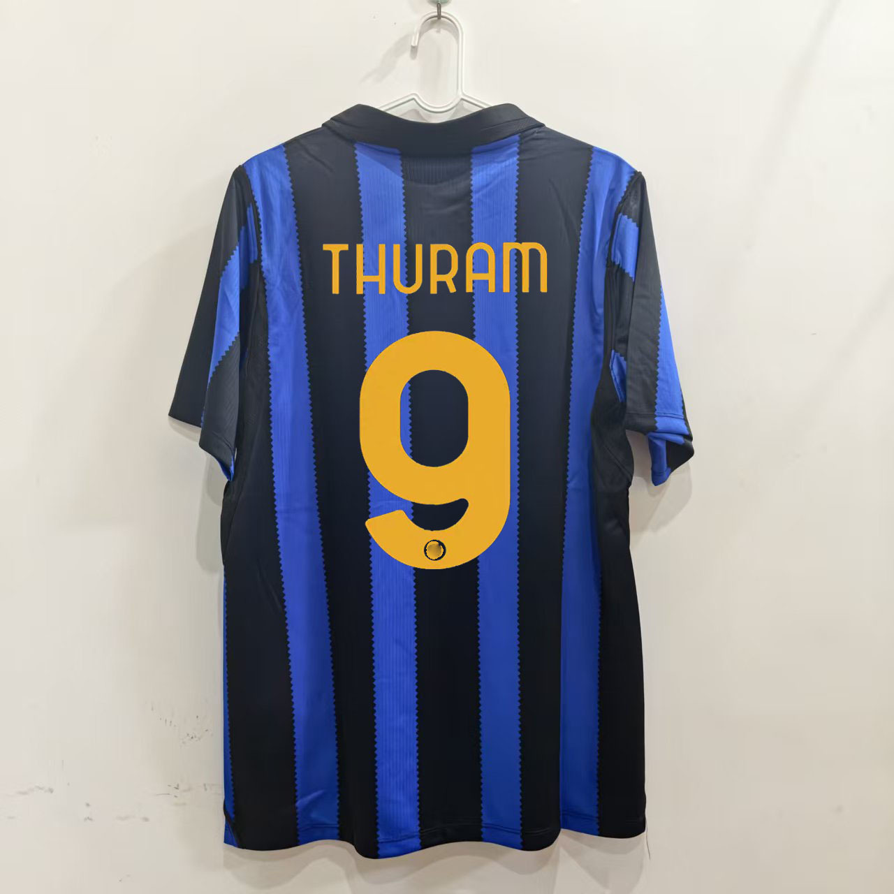 Modro čierny domáci dres Inter Milan 2026/27 THURAM 9 spredu