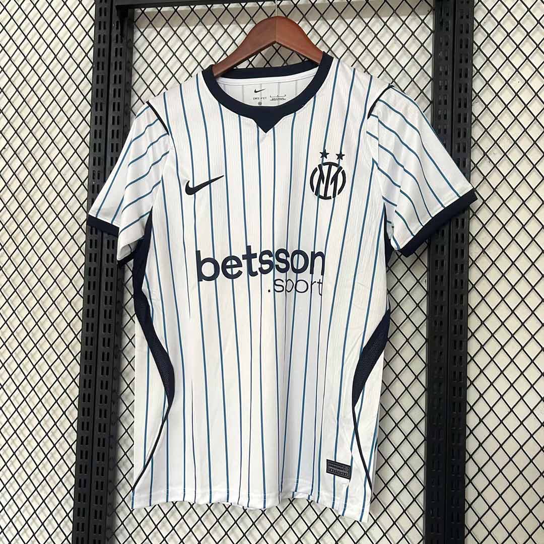 Biely hosťovský futbalový dres Inter Milan 2026/27 s modrými prúžkami spredu
