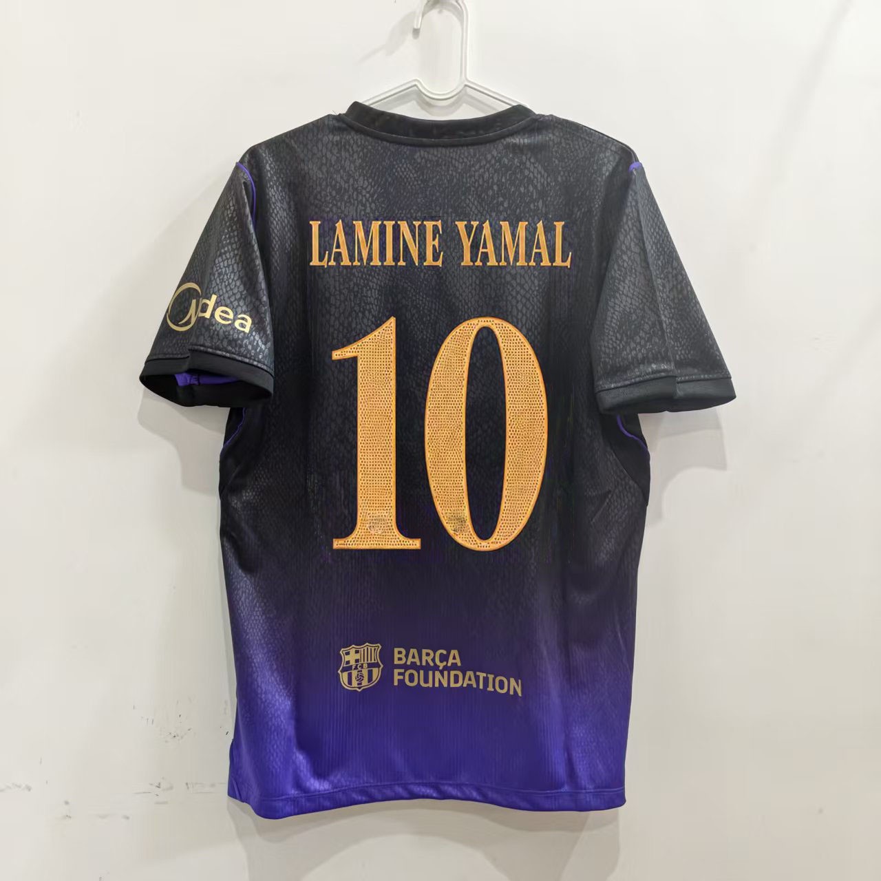 Zadná strana čierno-fialového hosťovského dresu FC Barcelona 26/27 s potlačou LAMINE YAMAL 10