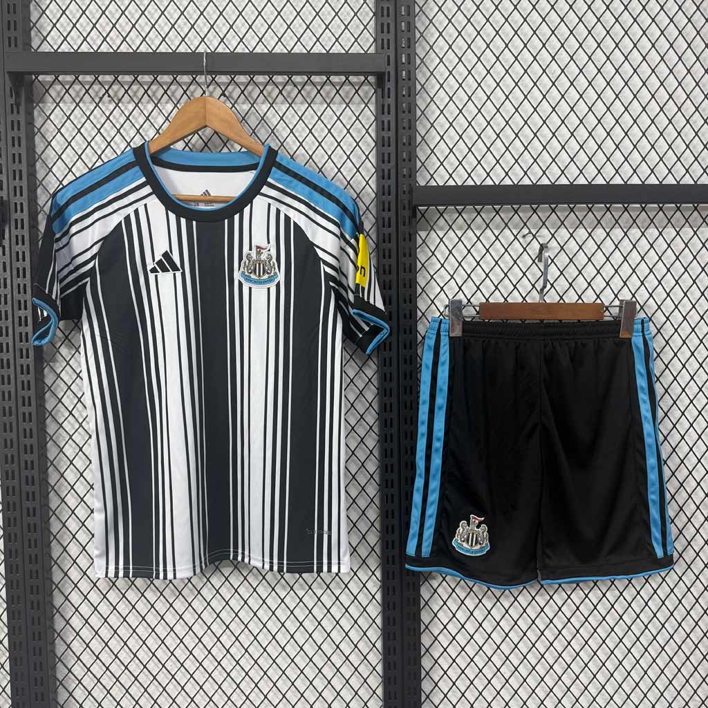 Čierno-biely domáci detský komplet Newcastle United 2026/27 s čiernymi šortkami