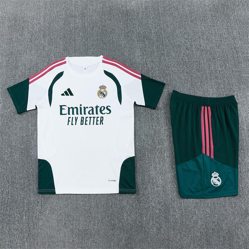 Predná strana bieleho tréningového dresu Real Madrid s tmavozelenými detailmi