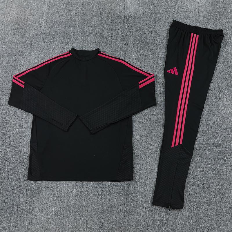 Čierny tréningový dres Real Madrid s ružovými detailmi spredu