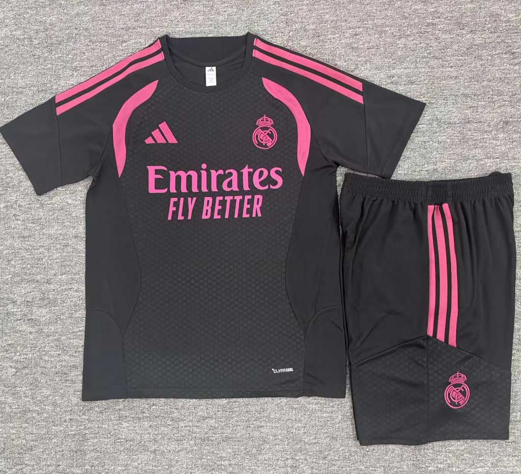 Čierno-ružový tréningový set Real Madrid 2026/27 s krátkym rukávom a šortkami