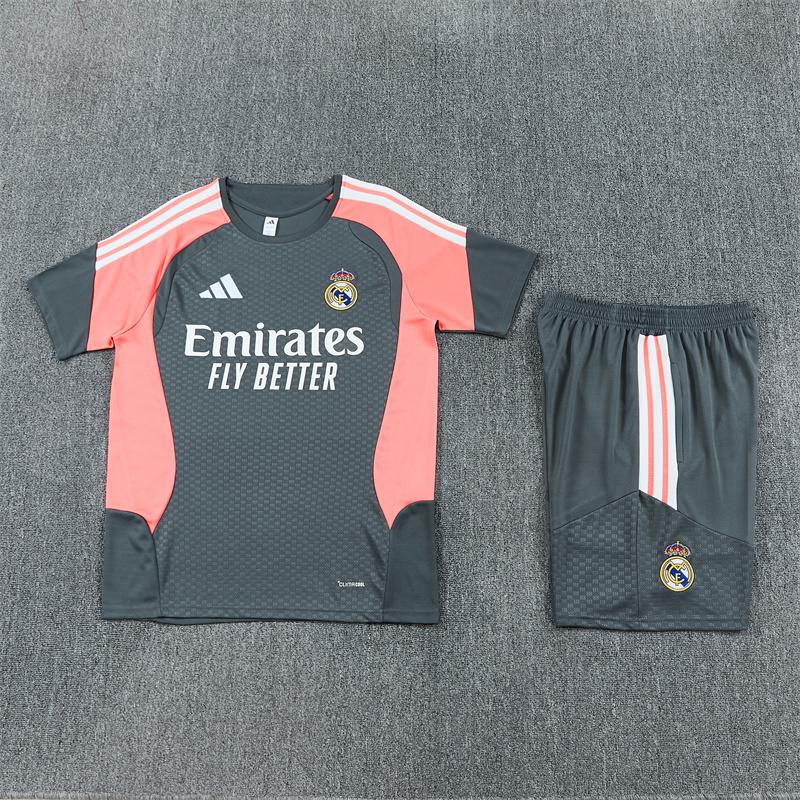 Predná strana tmavosivého tréningového dresu Real Madrid