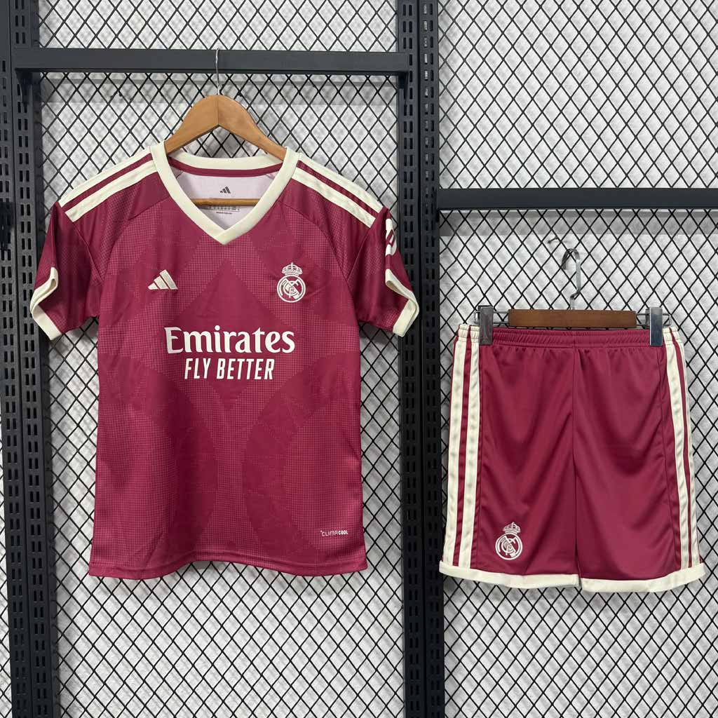 Ružový tretí detský komplet Real Madrid 2026/27 s geometrickým vzorom a šortkami