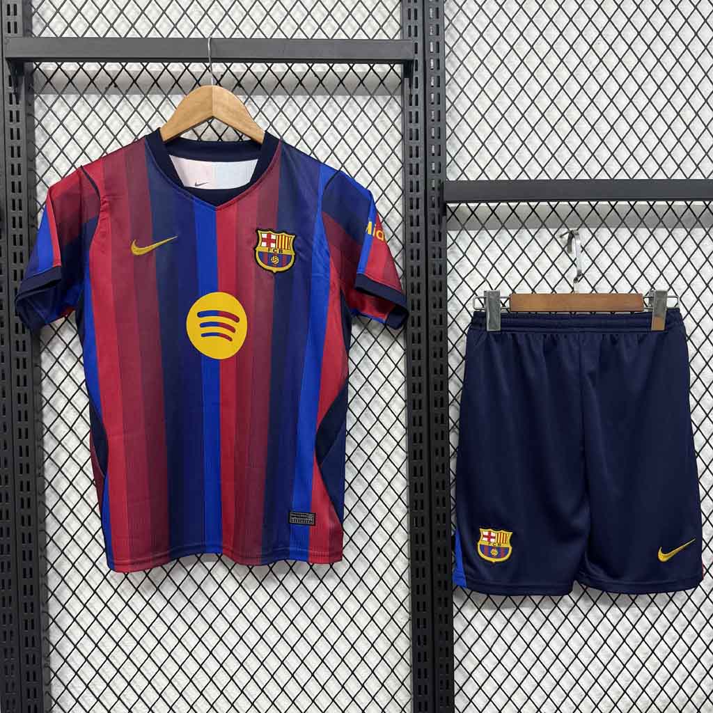 Detský domáci dres Barcelona 2026/27 s modro-bordovými pruhmi a tmavomodrými šortkami