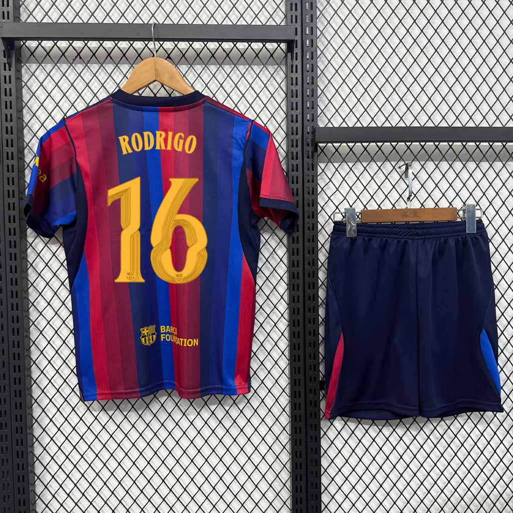 Zadná strana detského dresu Barcelona 2026/27 s potlačou RODRIGO 16 a šortkami