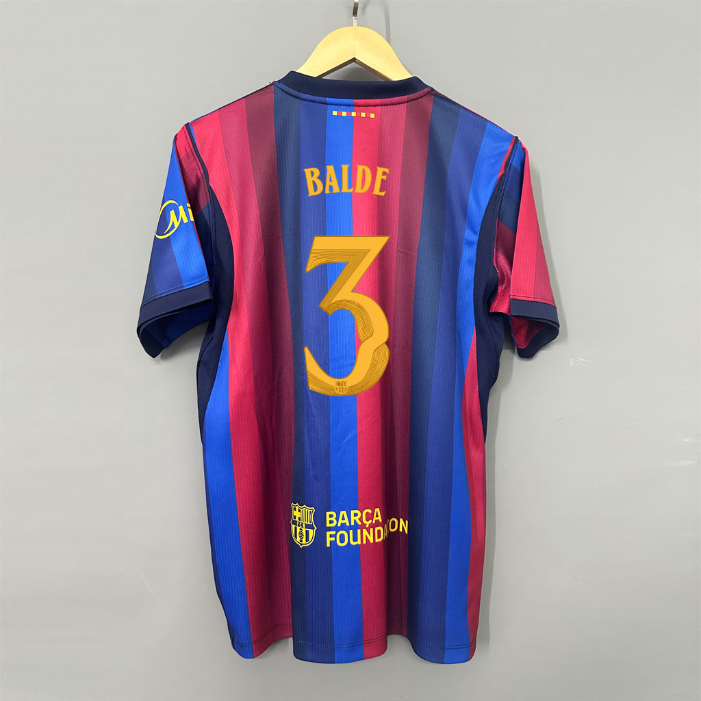 Zadná strana pánskeho domáceho dresu Barcelona 2026/27 so žltozlatým menom BALDE a číslom 3