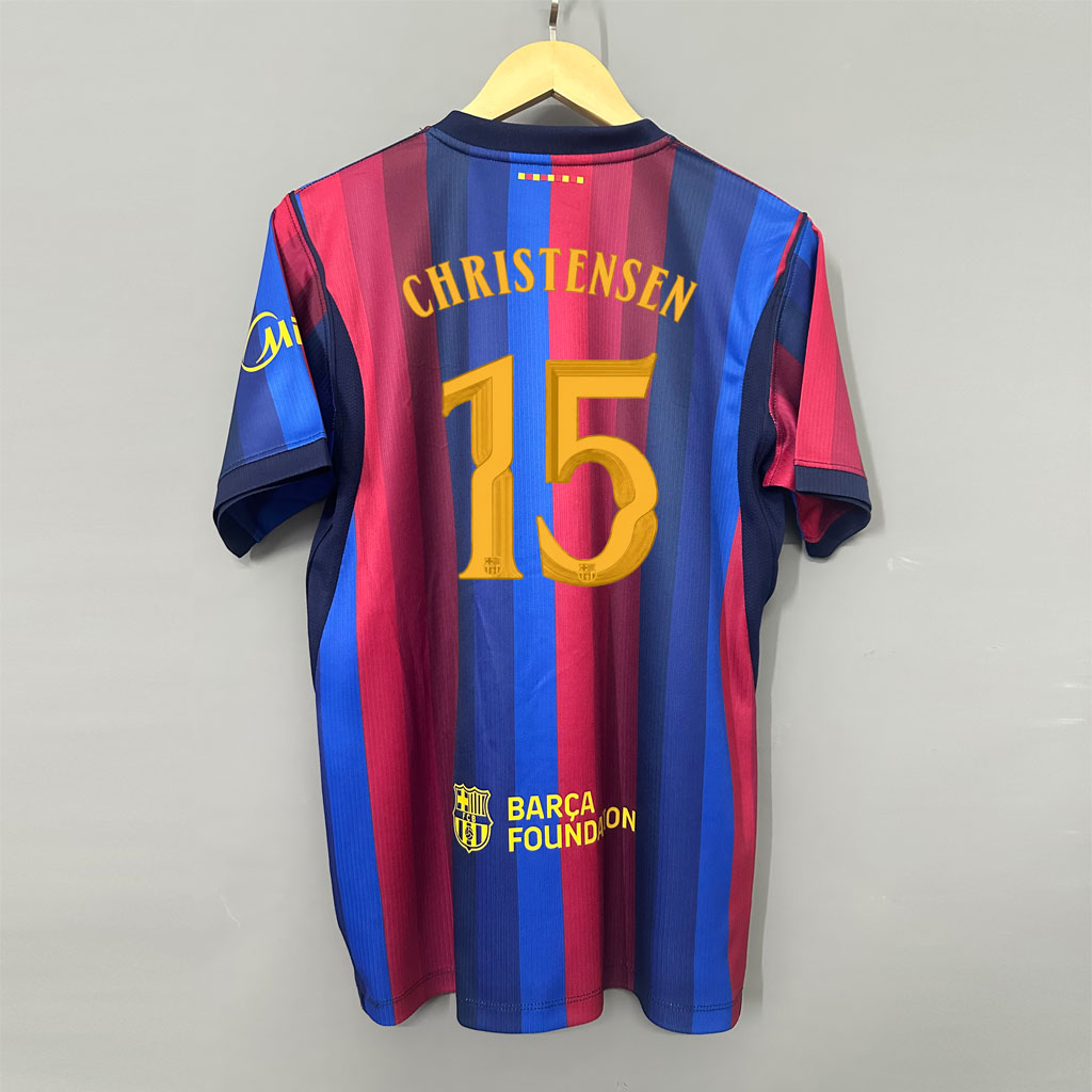 Zadná strana pánskeho domáceho dresu Barcelona 2026/27 so žltozlatým menom CHRISTENSEN a číslom 15