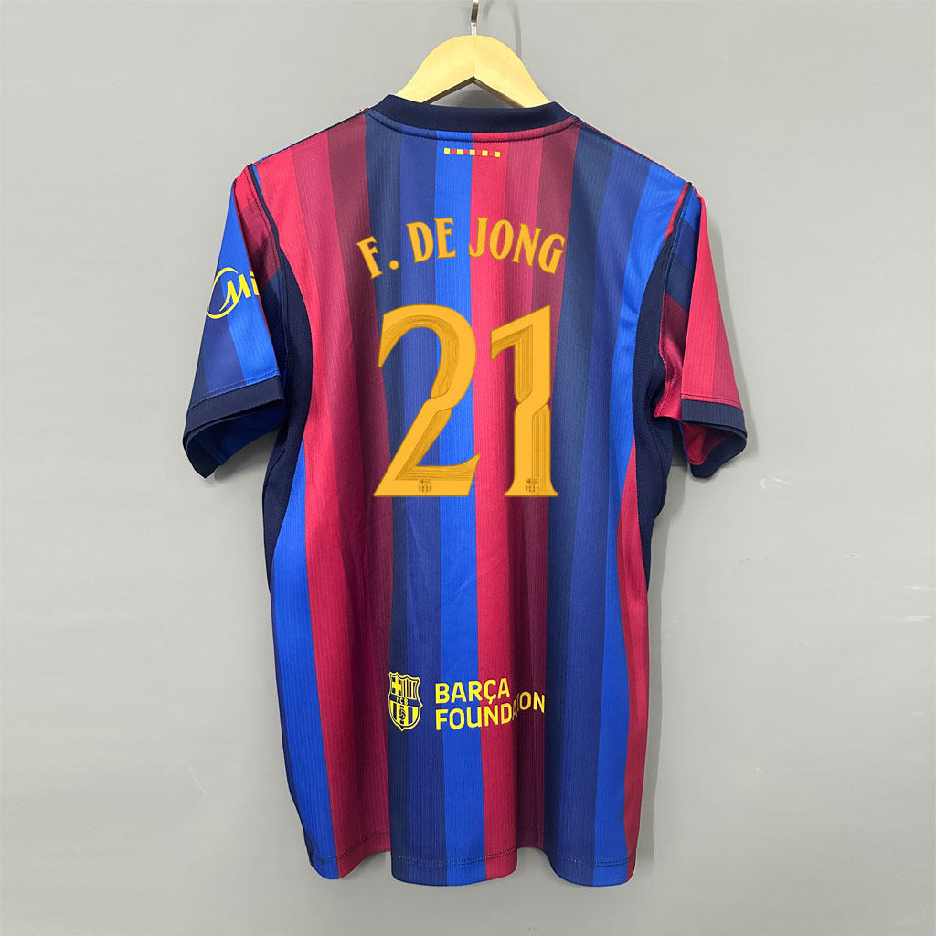 Zadná strana pánskeho domáceho dresu Barcelona 2026/27 so žltozlatou potlačou F. DE JONG 21
