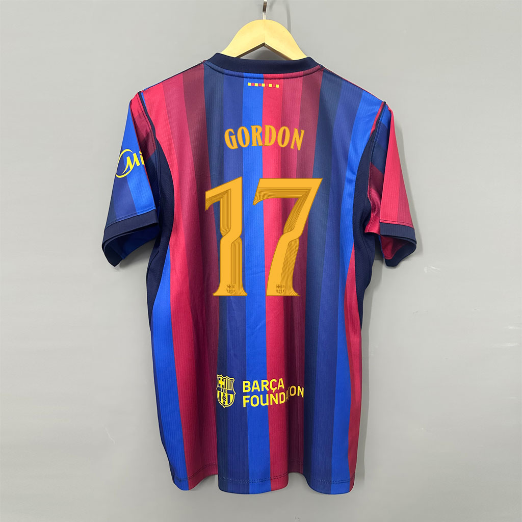 Pánsky dres Barcelona 2026/27 zozadu s vytlačeným menom GORDON a číslom 17 v žltozlatej farbe