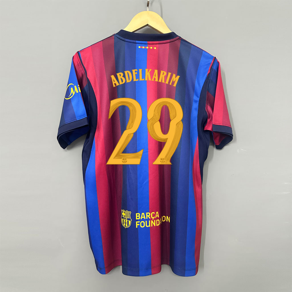 Zadná strana pánskeho domáceho dresu Barcelona 2026/27 so žltozlatou potlačou ABDELKARIM 29