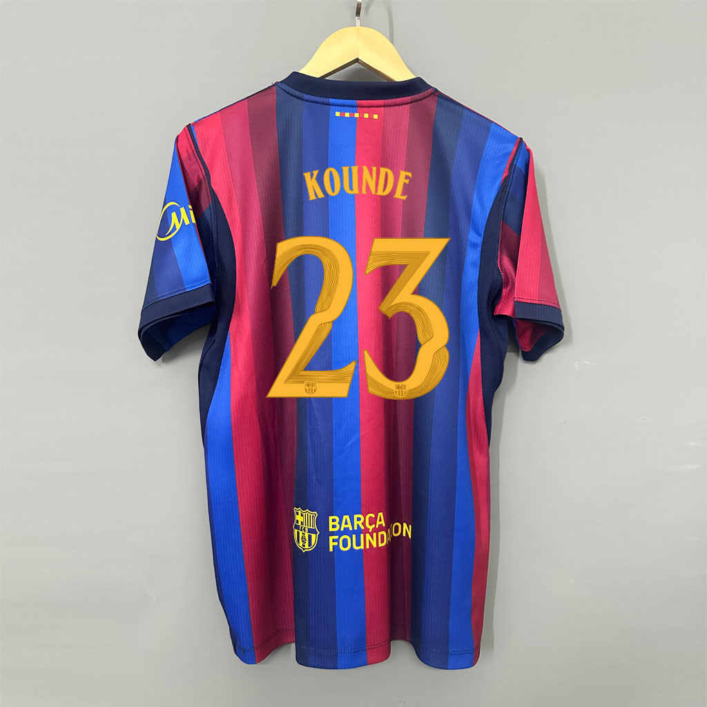 Zadná strana pánskeho domáceho dresu Barcelona 2026/27 so žltozlatým menom KOUNDE a číslom 23