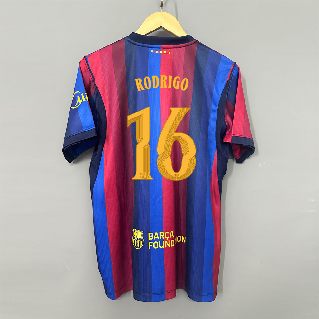 Pánsky domáci dres Barcelona 2026/27 zozadu so žltozlatou potlačou RODRIGO 16 pre fanúšikov Rodriho