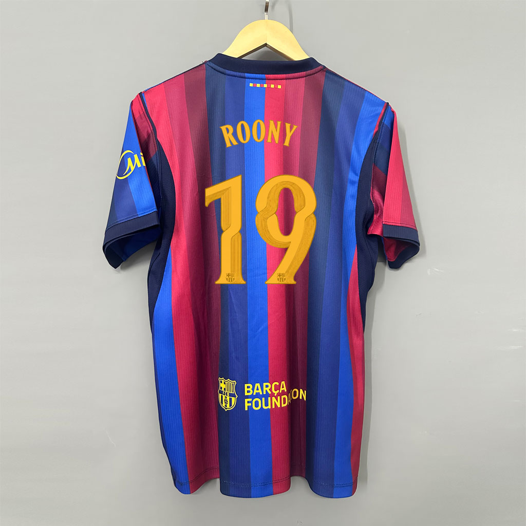 Zadná strana pánskeho dresu Barcelona 2026/27 so žltozlatým menom ROONY a číslom 19