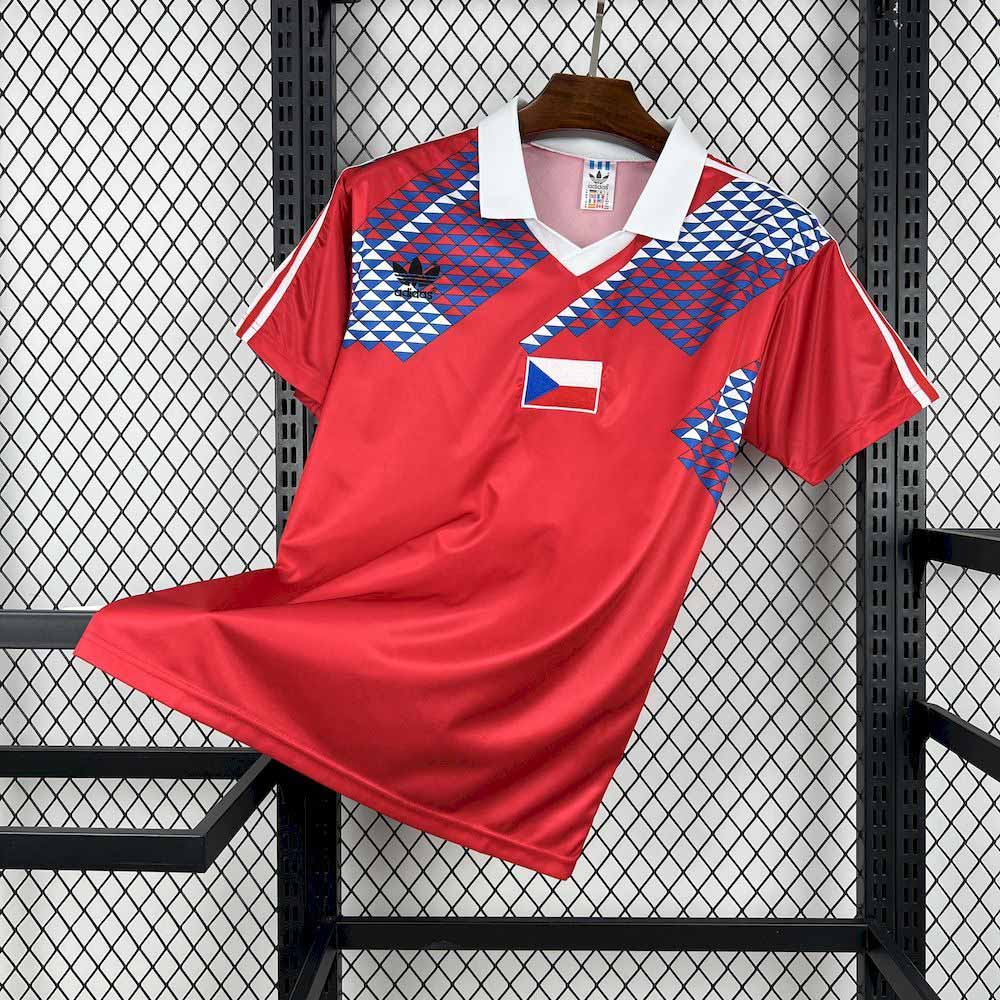 Červený domáci retro dres Československa 1990 s modro-bielou geometrickou grafikou spredu