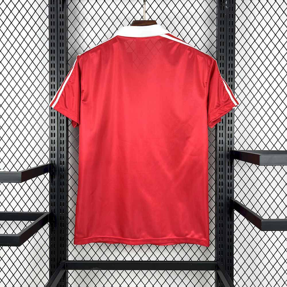 Zadná strana červeného retro futbalového dresu Československa z roku 1990