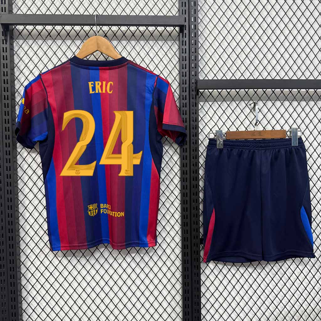 Zadná strana detského dresu Barcelona 2026/27 s potlačou ERIC 24 a tmavomodrými šortkami