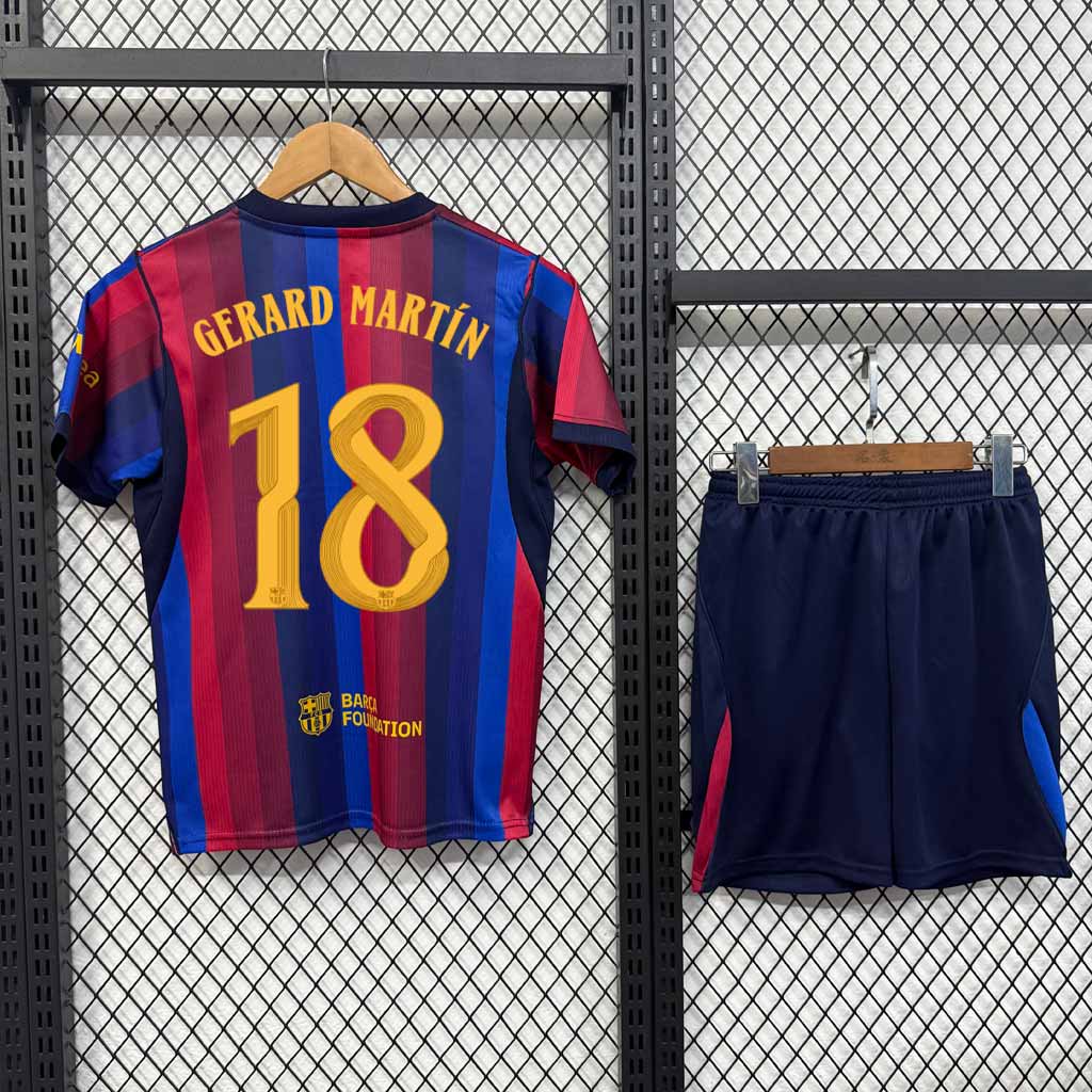 Detská súprava Barcelona 2026/27 s potlačou GERARD MARTÍN 18 na chrbte a tmavomodrými šortkami
