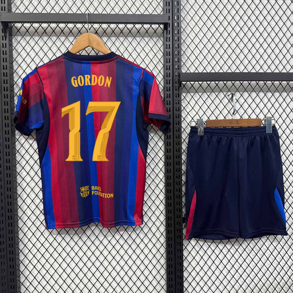 Detský domáci dres Barcelona 2026/27 GORDON 17 zozadu s tmavomodrými šortkami