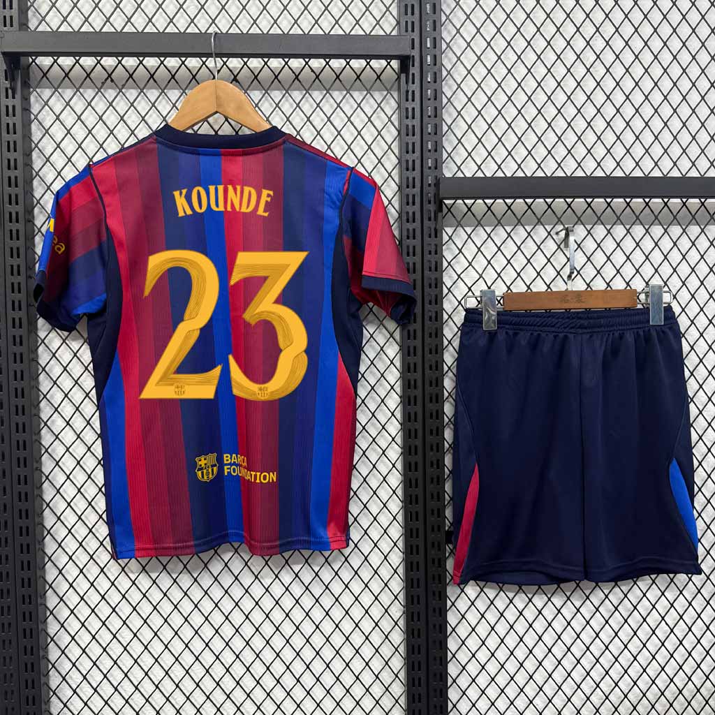 Detský dres Barcelona 2026/27 zozadu s potlačou KOUNDE 23 a tmavomodrými šortkami