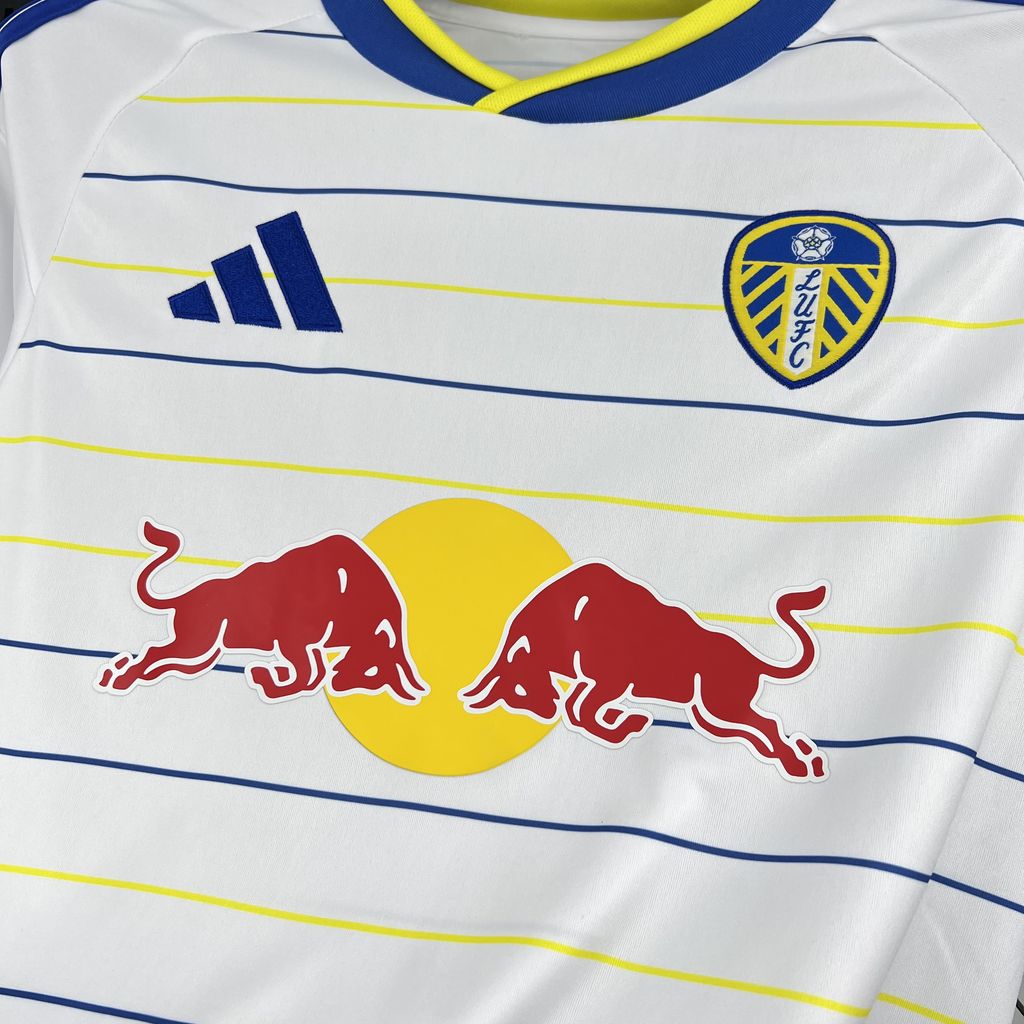 Dres Leeds United 2026/27 – detail modrých a žltých prúžkov a klubového znaku