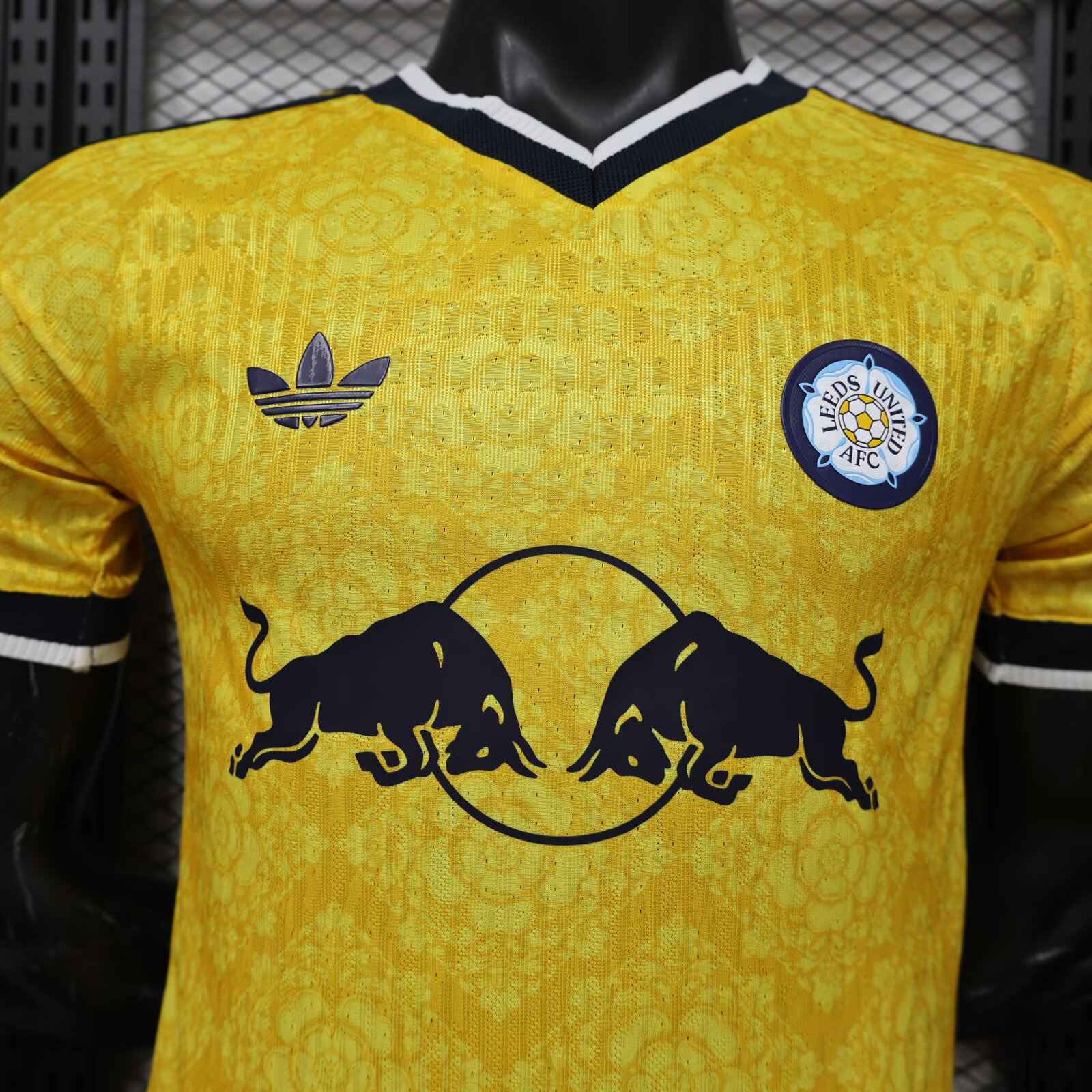 Žltý dres Leeds United 2026/27 – detail vzoru ruže Yorkshire a retro znaku