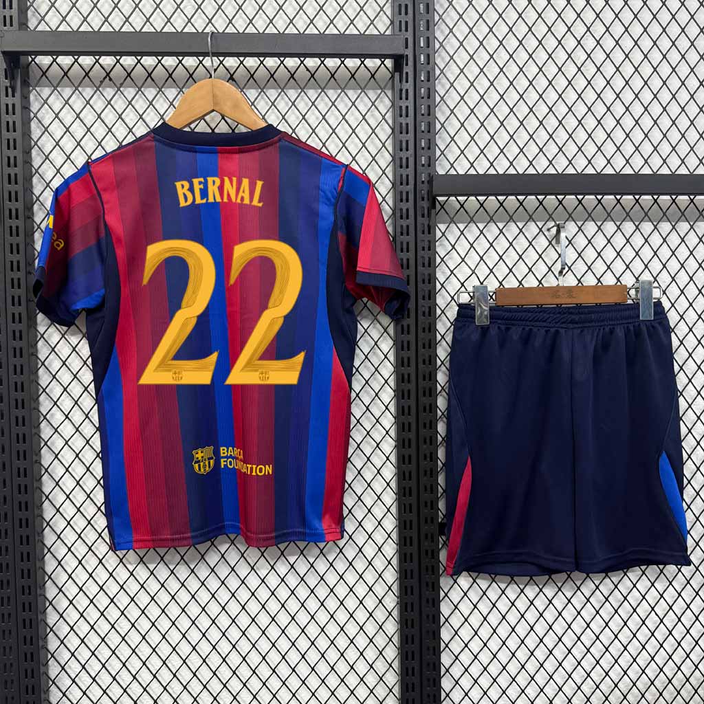Zadná strana detského dresu Barcelona 2026/27 s potlačou BERNAL 22 a tmavomodrými šortkami